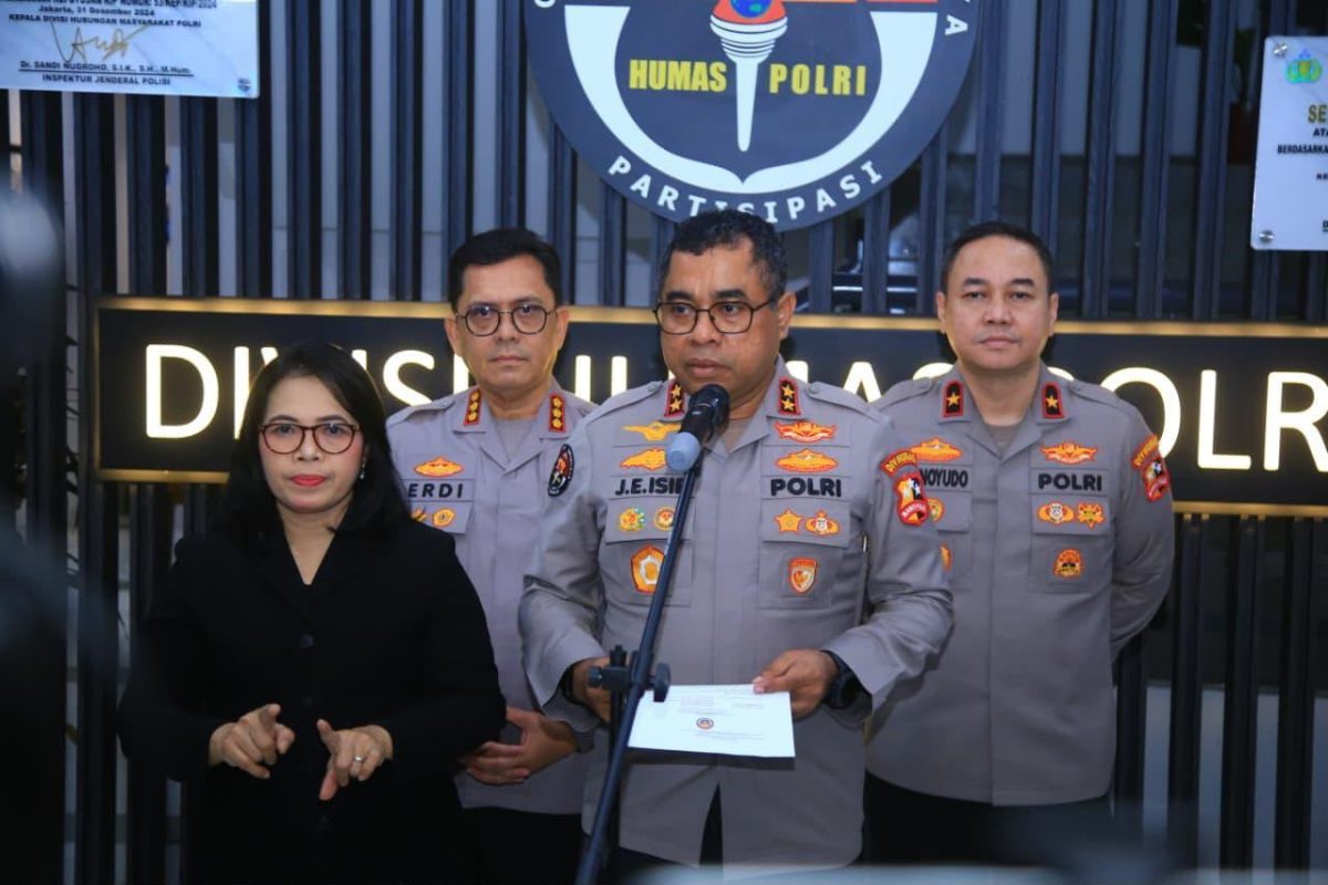 Kadiv Humas Polri Irjen Pol. Johnny Eddizon Isir saat jumpa pers.