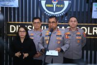 Kadiv Humas Polri Irjen Pol. Johnny Eddizon Isir saat jumpa pers.
