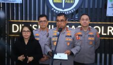 Kadiv Humas Polri Irjen Pol. Johnny Eddizon Isir saat jumpa pers.
