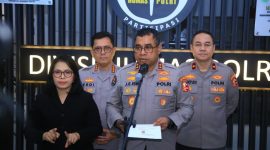 Kadiv Humas Polri Irjen Pol. Johnny Eddizon Isir saat jumpa pers.