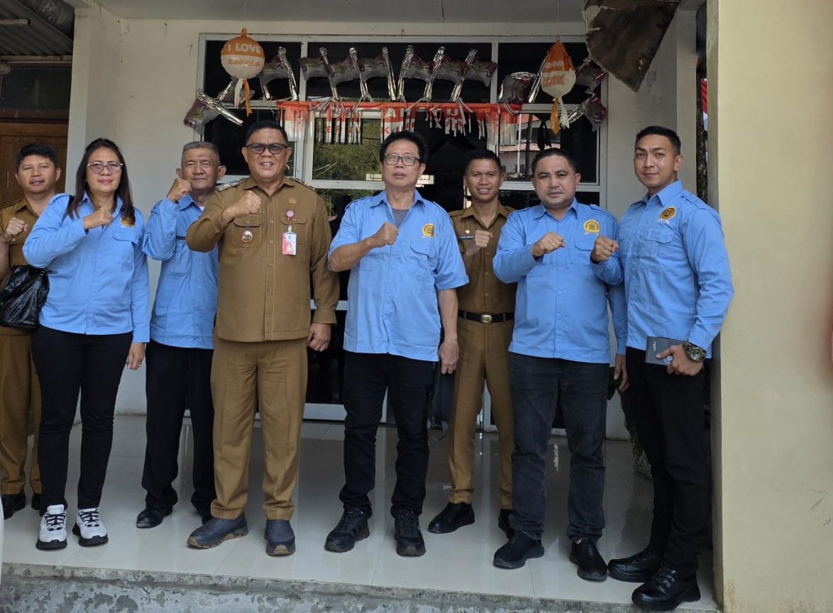 Ketua FKDM Provinsi Sulawesi Utara, Stefanus Sumampouw dan Tim