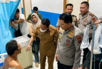 Kapolda Sulawesi Utara Irjen Pol Roycke Harry Langie menjenguk korban luka tragedi kecelakaan pada event Kejurda Open Turnamen Tidar Drag Race 2026, Senin (10/8/2026).
