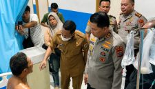 Kapolda Sulawesi Utara Irjen Pol Roycke Harry Langie menjenguk korban luka tragedi kecelakaan pada event Kejurda Open Turnamen Tidar Drag Race 2026, Senin (10/8/2026).