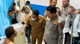 Kapolda Sulawesi Utara Irjen Pol Roycke Harry Langie menjenguk korban luka tragedi kecelakaan pada event Kejurda Open Turnamen Tidar Drag Race 2026, Senin (10/8/2026).