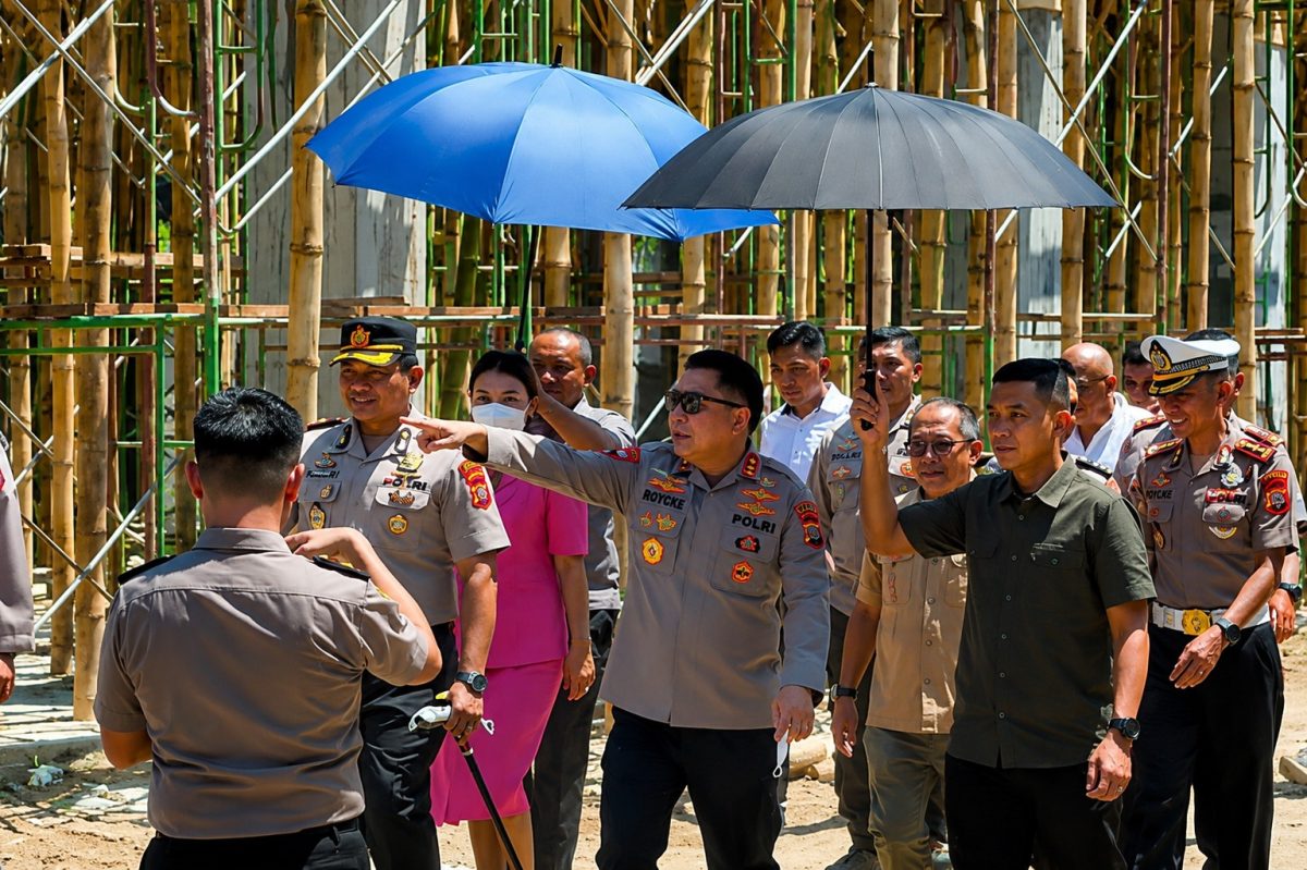 Kapolda Sulawesi Utara Irjen Pol Roycke Harry Langie mengecek langsung pembangunan Satuan Penyelenggara Administrasi (Satpas) SIM Polres Minahasa Selatan (Minsel), Senin 10/8. (ist)