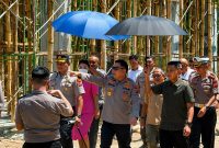 Kapolda Sulawesi Utara Irjen Pol Roycke Harry Langie mengecek langsung pembangunan Satuan Penyelenggara Administrasi (Satpas) SIM Polres Minahasa Selatan (Minsel), Senin 10/8. (ist)