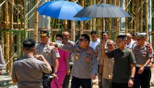 Kapolda Sulawesi Utara Irjen Pol Roycke Harry Langie mengecek langsung pembangunan Satuan Penyelenggara Administrasi (Satpas) SIM Polres Minahasa Selatan (Minsel), Senin 10/8. (ist)