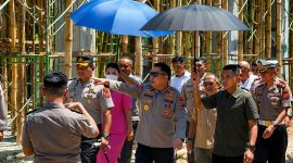 Kapolda Sulawesi Utara Irjen Pol Roycke Harry Langie mengecek langsung pembangunan Satuan Penyelenggara Administrasi (Satpas) SIM Polres Minahasa Selatan (Minsel), Senin 10/8. (ist)