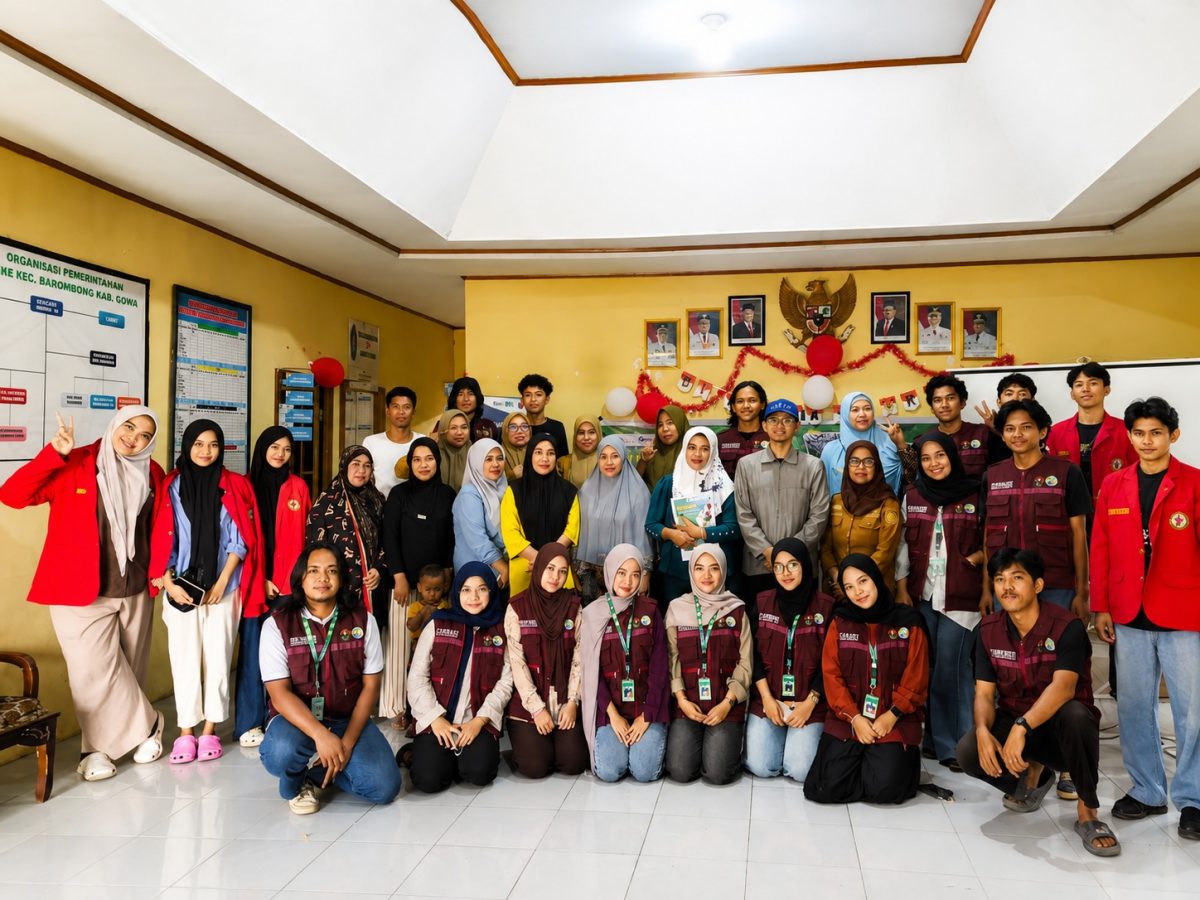 Warga Desa Tinggimae Gowa mendapat pelatihan media sosial untuk meningkatkan promosi produk dan memperluas pasar melalui strategi digital.