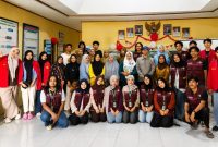Warga Desa Tinggimae Gowa mendapat pelatihan media sosial untuk meningkatkan promosi produk dan memperluas pasar melalui strategi digital.