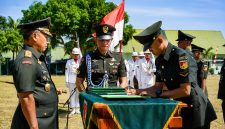 Pangdam XIII/Merdeka Mayjen TNI Mirza Agus, S.I.P., menutup Pendidikan Pertama Bintara (Dikmaba) Gelombang II Tahun Anggaran 2026 Kodam XIII/Merdeka. di Secaba Rindam XIII/Merdeka, Amurang, Selasa (11/8/2026).