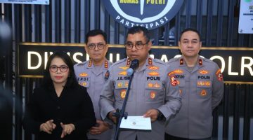 Kadiv Humas Polri Irjen Pol. Johnny Eddizon Isir