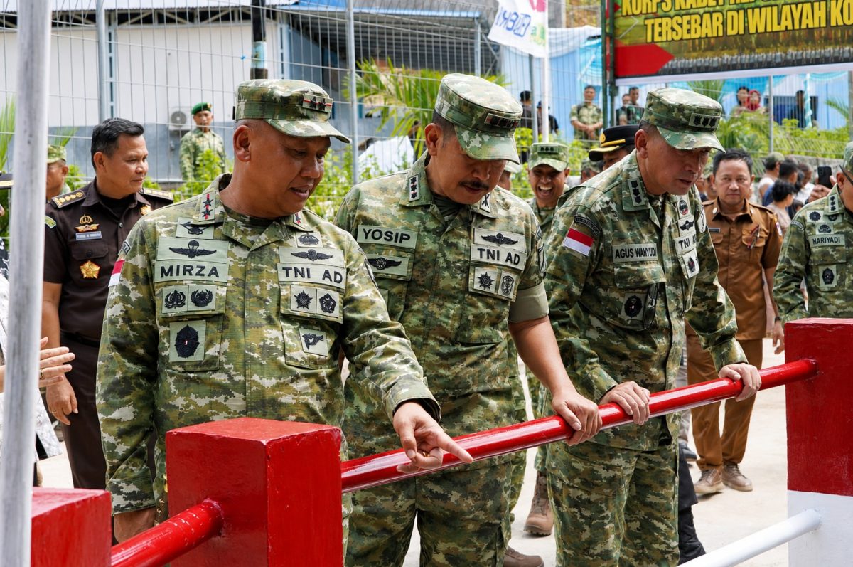 Pangdam XIII/Merdeka Mayjen TNI Mirza Agus, S.I.P., menghadiri peluncuran pembangunan 2.500 Jembatan Garuda dan 3.000 titik air bersih yang diresmikan serentak oleh Presiden RI Jenderal TNI (Purn) Prabowo Subianto secara daring, Kamis (13/8/2026).