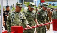Pangdam XIII/Merdeka Mayjen TNI Mirza Agus, S.I.P., menghadiri peluncuran pembangunan 2.500 Jembatan Garuda dan 3.000 titik air bersih yang diresmikan serentak oleh Presiden RI Jenderal TNI (Purn) Prabowo Subianto secara daring, Kamis (13/8/2026).