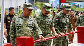 Pangdam XIII/Merdeka Mayjen TNI Mirza Agus, S.I.P., menghadiri peluncuran pembangunan 2.500 Jembatan Garuda dan 3.000 titik air bersih yang diresmikan serentak oleh Presiden RI Jenderal TNI (Purn) Prabowo Subianto secara daring, Kamis (13/8/2026).