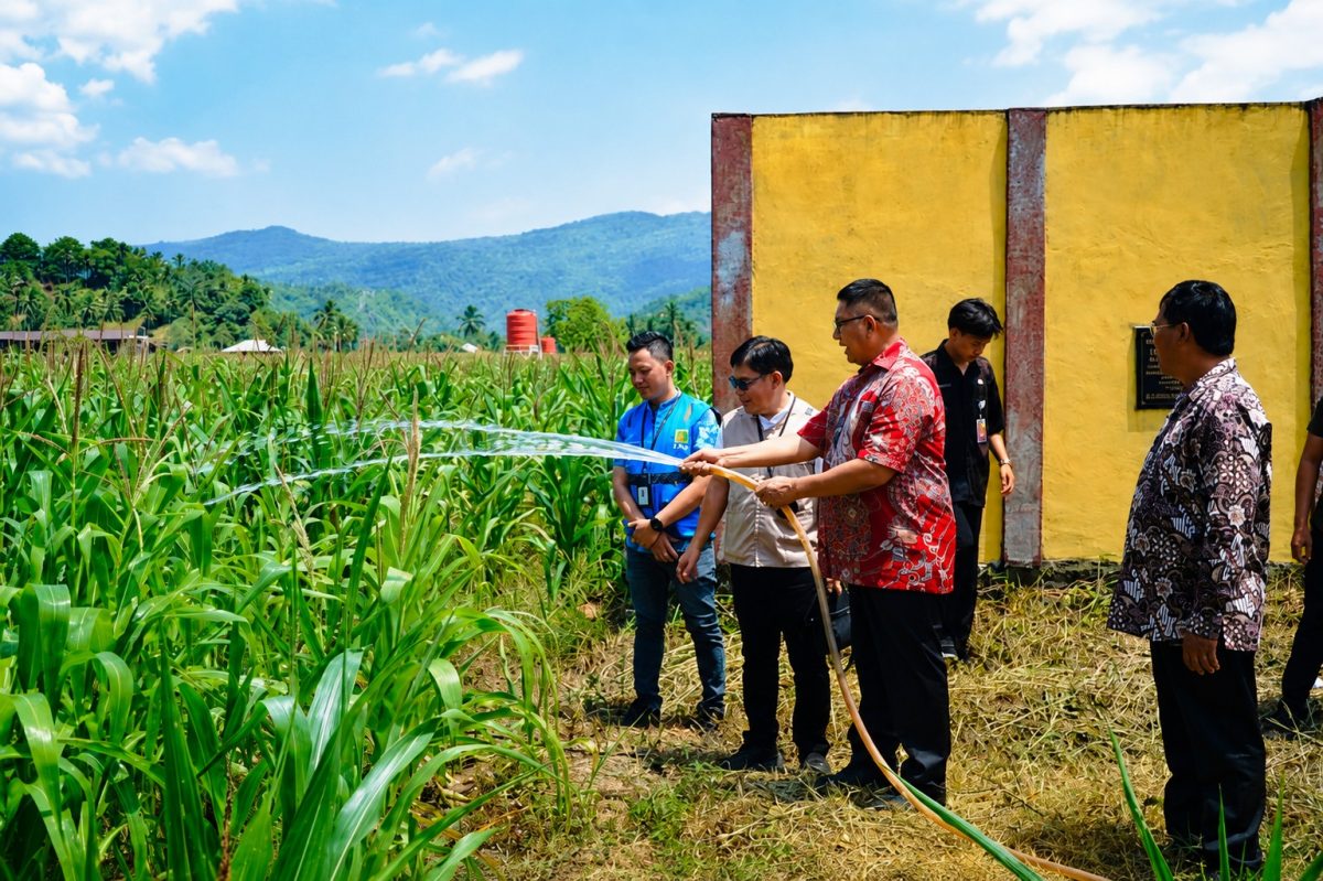 PLN UID Suluttenggo menyerahkan bantuan sarana pengairan berbasis listrik kepada Kelompok Tani Torout Jaya untuk mendorong modernisasi pertanian dan meningkatkan produktivitas.