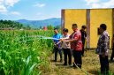 PLN UID Suluttenggo menyerahkan bantuan sarana pengairan berbasis listrik kepada Kelompok Tani Torout Jaya untuk mendorong modernisasi pertanian dan meningkatkan produktivitas.
