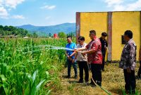PLN UID Suluttenggo menyerahkan bantuan sarana pengairan berbasis listrik kepada Kelompok Tani Torout Jaya untuk mendorong modernisasi pertanian dan meningkatkan produktivitas.