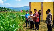 PLN UID Suluttenggo menyerahkan bantuan sarana pengairan berbasis listrik kepada Kelompok Tani Torout Jaya untuk mendorong modernisasi pertanian dan meningkatkan produktivitas.