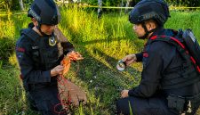Tim Komposit Detasemen Gegana Satbrimob Polda Sulawesi Utara menangani temuan benda yang diduga granat tangan di wilayah hukum Polsek Likupang, Minahasa Utara.