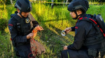 Tim Komposit Detasemen Gegana Satbrimob Polda Sulawesi Utara menangani temuan benda yang diduga granat tangan di wilayah hukum Polsek Likupang, Minahasa Utara.