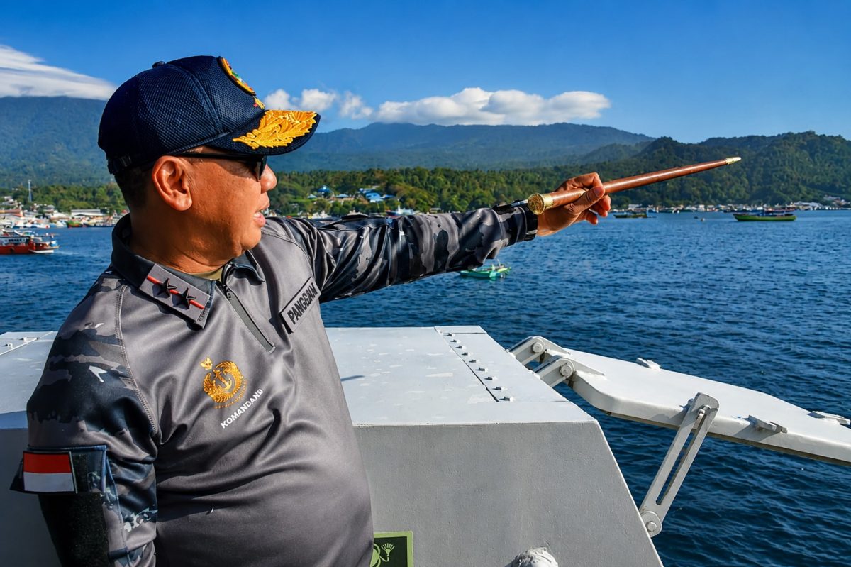 Pangdam XIII/Merdeka Mayjen TNI Mirza Agus menghadiri Joy Sailing dan bakti sosial dalam rangka HUT ke-1 Kodaeral VIII di Kota Bitung, Sulawesi Utara, Jumat (14/8/2026).