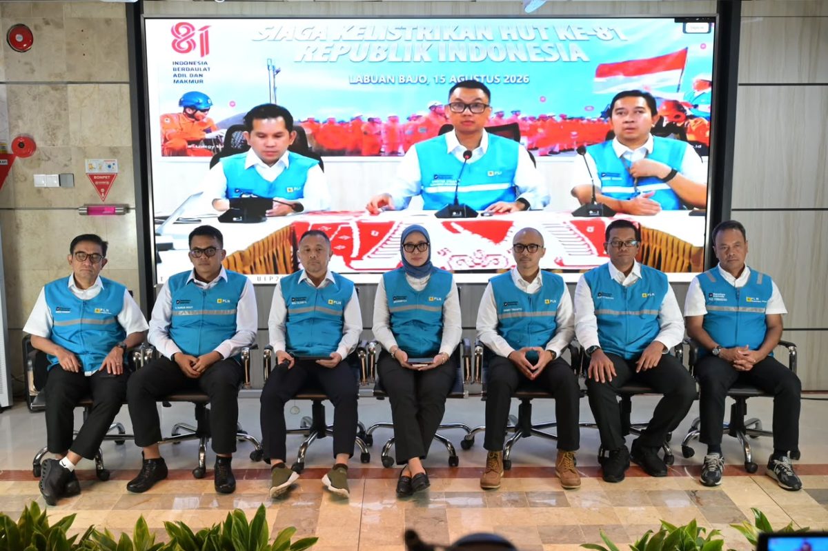 Suasana konferensi pers siaga kelistrikan HUT ke-81 Kemerdekaan RI yang dilaksanakan hybrid di PLN Unit Induk Pusat Pengatur Beban Jawa, Madura, dan Bali (UIP2B Jamali), Depok, Jawa Barat, dan PLN Unit Pelayanan Pelanggan Flores Bagian Barat, Manggarai Barat, pada Sabtu malam (15/8), dihadiri oleh Direktur Utama PLN, Darmawan Prasodjo (tengah pada layar)