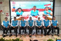 Suasana konferensi pers siaga kelistrikan HUT ke-81 Kemerdekaan RI yang dilaksanakan hybrid di PLN Unit Induk Pusat Pengatur Beban Jawa, Madura, dan Bali (UIP2B Jamali), Depok, Jawa Barat, dan PLN Unit Pelayanan Pelanggan Flores Bagian Barat, Manggarai Barat, pada Sabtu malam (15/8), dihadiri oleh Direktur Utama PLN, Darmawan Prasodjo (tengah pada layar)
