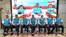 Suasana konferensi pers siaga kelistrikan HUT ke-81 Kemerdekaan RI yang dilaksanakan hybrid di PLN Unit Induk Pusat Pengatur Beban Jawa, Madura, dan Bali (UIP2B Jamali), Depok, Jawa Barat, dan PLN Unit Pelayanan Pelanggan Flores Bagian Barat, Manggarai Barat, pada Sabtu malam (15/8), dihadiri oleh Direktur Utama PLN, Darmawan Prasodjo (tengah pada layar)