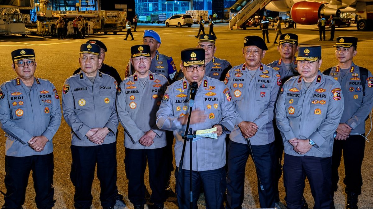 Kadivhumas Polri Irjen Pol Johnny Eddizon Isir saat memberikan keterangan.