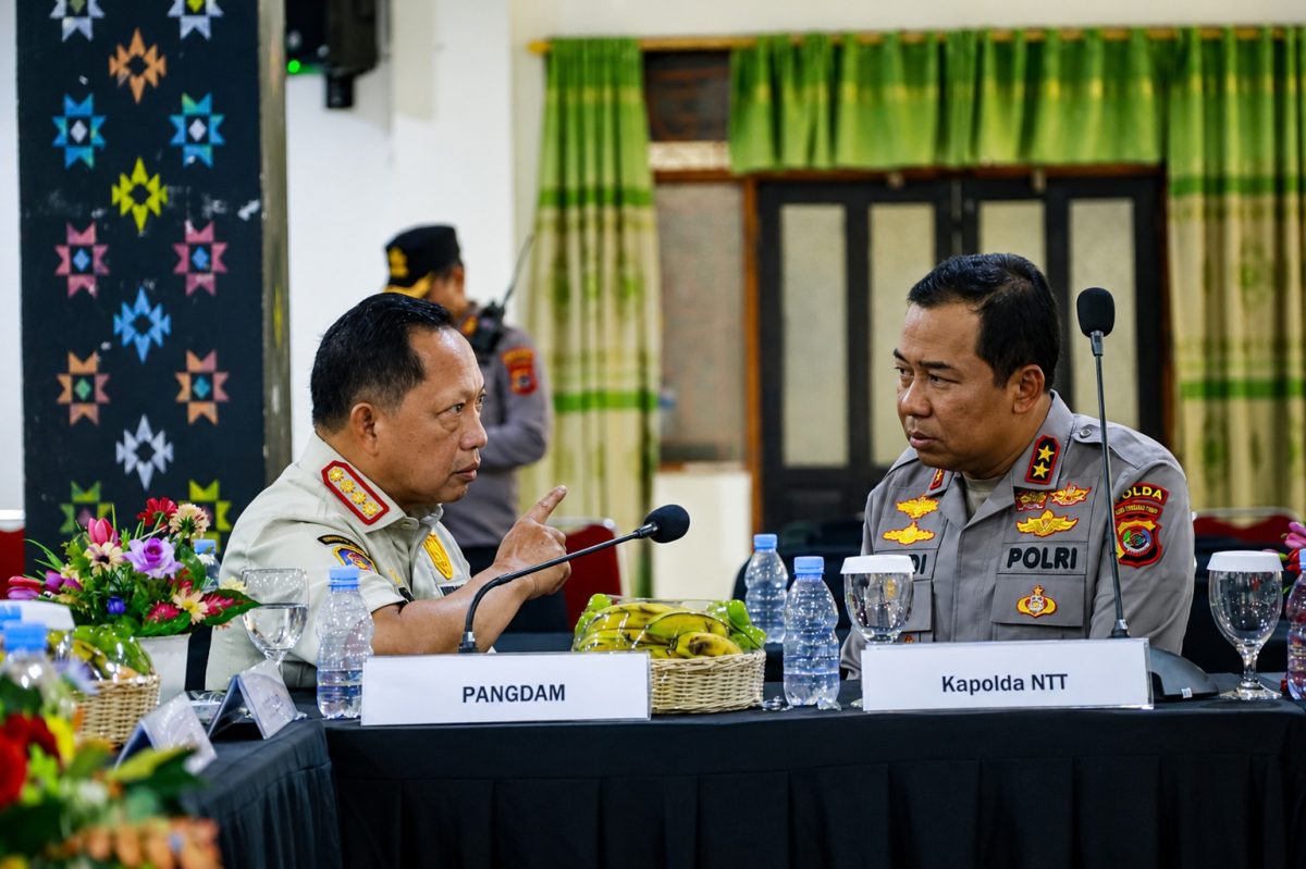 Polri bersama TNI, pemerintah pusat, pemerintah daerah, dan stakeholder memperkuat penanganan gempa bumi magnitudo 7,7 yang mengguncang Flores, Nusa Tenggara Timur (NTT).