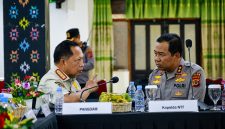 Polri bersama TNI, pemerintah pusat, pemerintah daerah, dan stakeholder memperkuat penanganan gempa bumi magnitudo 7,7 yang mengguncang Flores, Nusa Tenggara Timur (NTT).