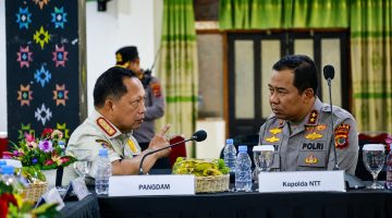 Polri bersama TNI, pemerintah pusat, pemerintah daerah, dan stakeholder memperkuat penanganan gempa bumi magnitudo 7,7 yang mengguncang Flores, Nusa Tenggara Timur (NTT).