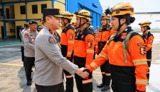 Polri kembali mengirim personel, tim SAR, anjing pelacak K9, dan bantuan logistik untuk memperkuat penanganan gempa bumi di Nusa Tenggara Timur (NTT).
