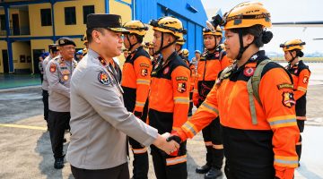 Polri kembali mengirim personel, tim SAR, anjing pelacak K9, dan bantuan logistik untuk memperkuat penanganan gempa bumi di Nusa Tenggara Timur (NTT).