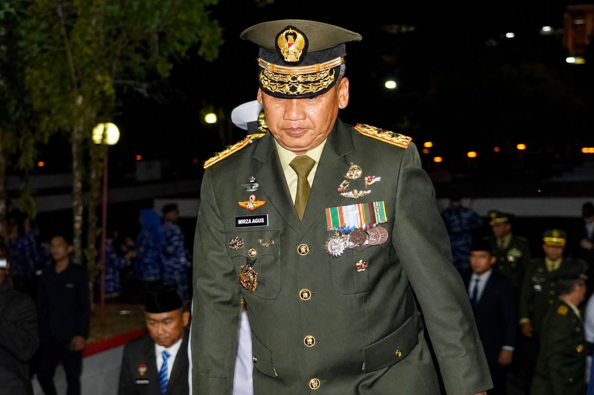 Pangdam XIII/Merdeka Mayjen TNI Mirza Agus mengikuti Apel Kehormatan dan Renungan Suci (AKRS) di Taman Makam Pahlawan (TMP) Kairagi, Manado, Senin (17/8/2026) dini hari.