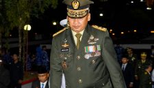 Pangdam XIII/Merdeka Mayjen TNI Mirza Agus mengikuti Apel Kehormatan dan Renungan Suci (AKRS) di Taman Makam Pahlawan (TMP) Kairagi, Manado, Senin (17/8/2026) dini hari.
