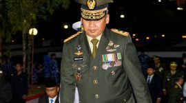 Pangdam XIII/Merdeka Mayjen TNI Mirza Agus mengikuti Apel Kehormatan dan Renungan Suci (AKRS) di Taman Makam Pahlawan (TMP) Kairagi, Manado, Senin (17/8/2026) dini hari.