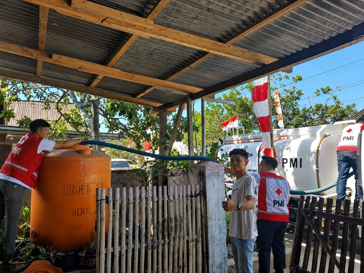 PMI Kabupaten Minahasa menyalurkan 5.000 liter air bersih kepada warga Kelurahan Wewelen, Kecamatan Tondano Barat, Sulawesi Utara.