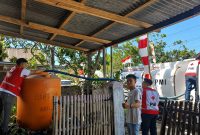 PMI Kabupaten Minahasa menyalurkan 5.000 liter air bersih kepada warga Kelurahan Wewelen, Kecamatan Tondano Barat, Sulawesi Utara.