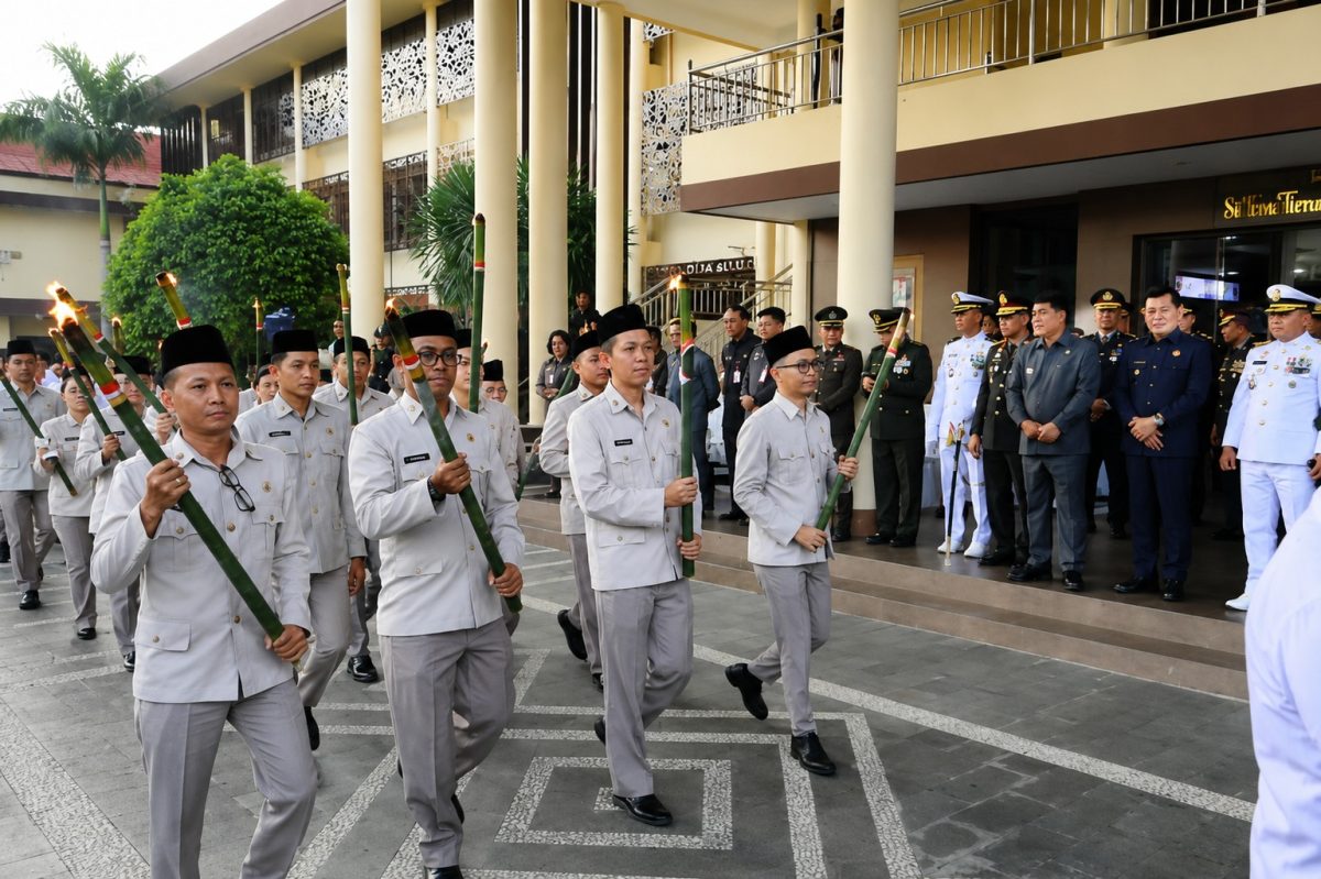 Pawai obor Taptu mewarnai suasana menjelang peringatan HUT ke-81 Kemerdekaan Republik Indonesia di Sulawesi Utara.