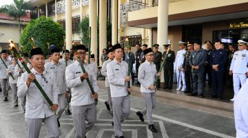 Pawai obor Taptu mewarnai suasana menjelang peringatan HUT ke-81 Kemerdekaan Republik Indonesia di Sulawesi Utara.
