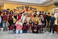 Tim Cara’de BEM KMF TP UH menggelar pelatihan produksi pakan ikan mandiri bagi masyarakat Desa Tinggimae, Kecamatan Barombong, Kabupaten Gowa.