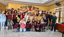 Tim Cara’de BEM KMF TP UH menggelar pelatihan produksi pakan ikan mandiri bagi masyarakat Desa Tinggimae, Kecamatan Barombong, Kabupaten Gowa.