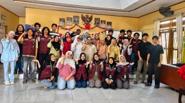 Tim Cara’de BEM KMF TP UH menggelar pelatihan produksi pakan ikan mandiri bagi masyarakat Desa Tinggimae, Kecamatan Barombong, Kabupaten Gowa.