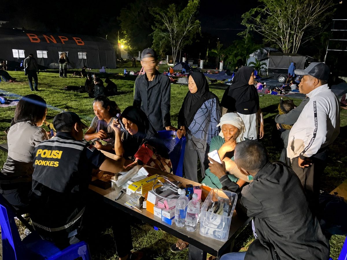 Personel Polri bersama tim medis terus bergerak membantu warga terdampak gempa bumi di Lambaleda Utara, Kabupaten Manggarai Timur, Nusa Tenggara Timur (NTT).