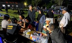 Polri Tembus Gelap Malam Evakuasi Warga Terdampak Gempa di Manggarai Timur