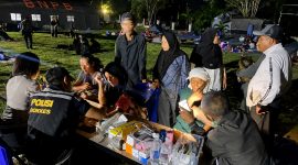 Personel Polri bersama tim medis terus bergerak membantu warga terdampak gempa bumi di Lambaleda Utara, Kabupaten Manggarai Timur, Nusa Tenggara Timur (NTT).