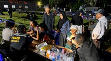 Personel Polri bersama tim medis terus bergerak membantu warga terdampak gempa bumi di Lambaleda Utara, Kabupaten Manggarai Timur, Nusa Tenggara Timur (NTT).