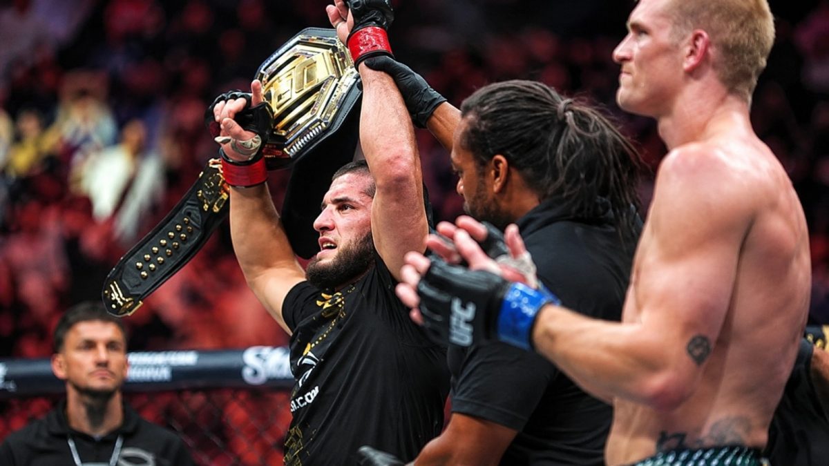 Islam Makhachev kembali mempertahankan gelar juara kelas welter UFC setelah mengalahkan Ian Machado Garry pada UFC 330 di Philadelphia, Amerika Serikat.